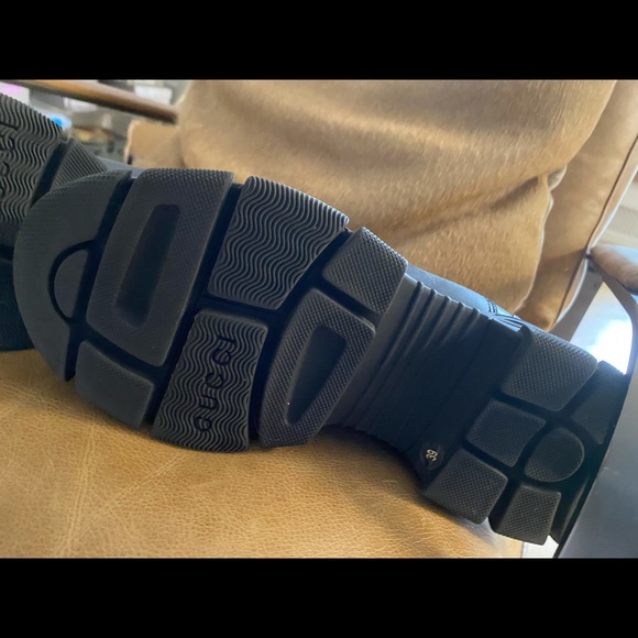 Gucci logo patch Chelsea ankle booties - Picture 9 of 9